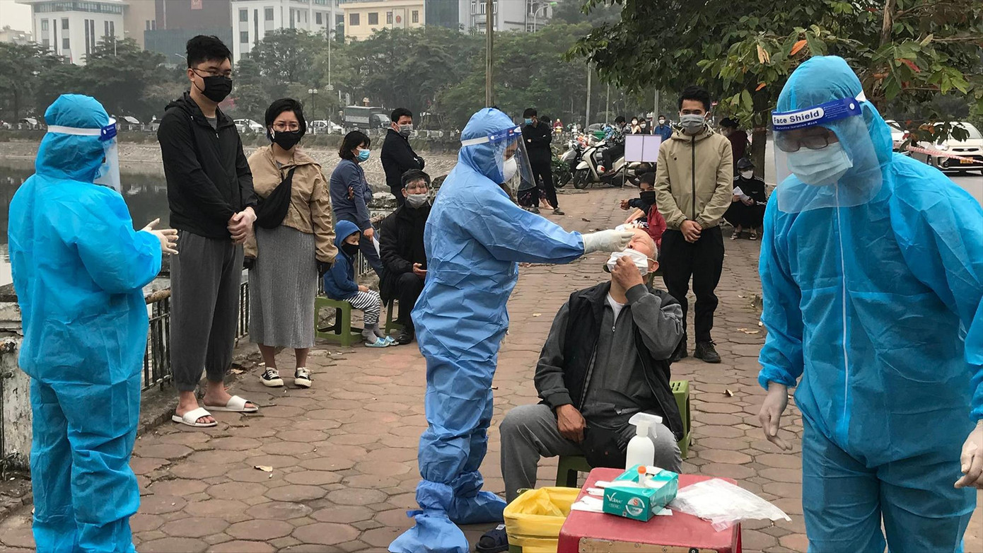 Nhân viên y tế cơ sở ở Hà Nội trong những ngày cao điểm dịch COVID-19. Ảnh: Trường Phong Nhân viên y tế cơ sở ở Hà Nội trong những ngày cao điểm dịch COVID-19. Ảnh: Trường Phong