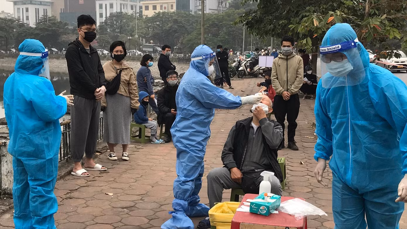 Nhân viên y tế cơ sở ở Hà Nội trong những ngày cao điểm dịch COVID-19. Ảnh: Trường Phong Nhân viên y tế cơ sở ở Hà Nội trong những ngày cao điểm dịch COVID-19. Ảnh: Trường Phong