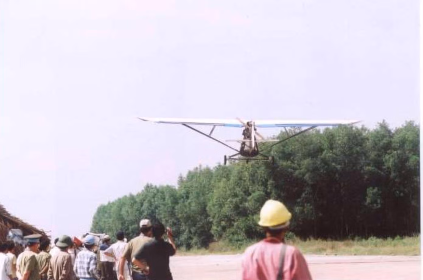 Máy bay VAM-1 cất cánh tại sân bay Nước Trong (Long Thành) ngày 8/12/2005