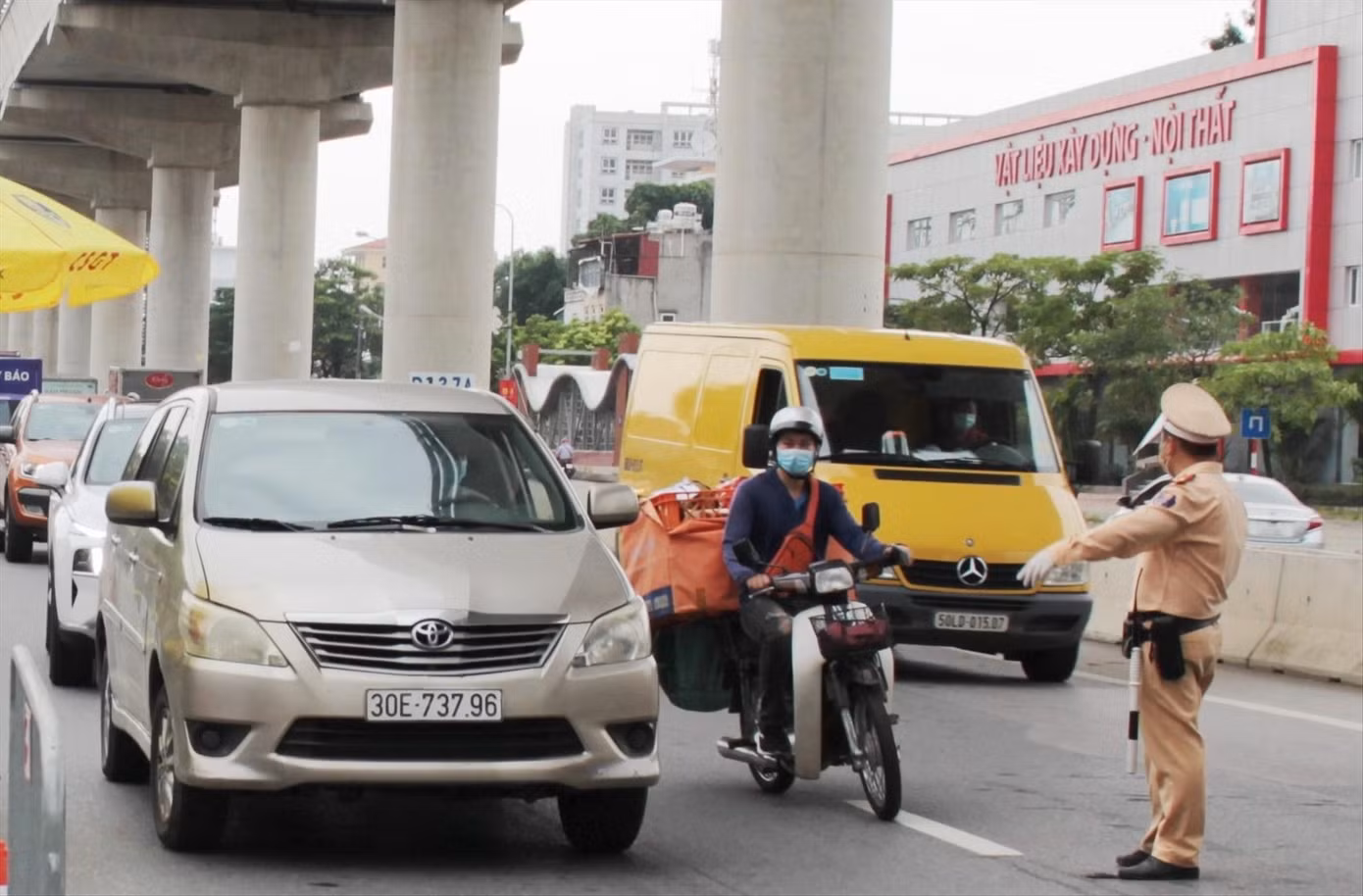 Từ 1/3 tất cả các đội CSGT giao thông nội thành Hà Nội triển khai xử phạt không lập biên bản giấy. Ảnh: Trọng Đảng