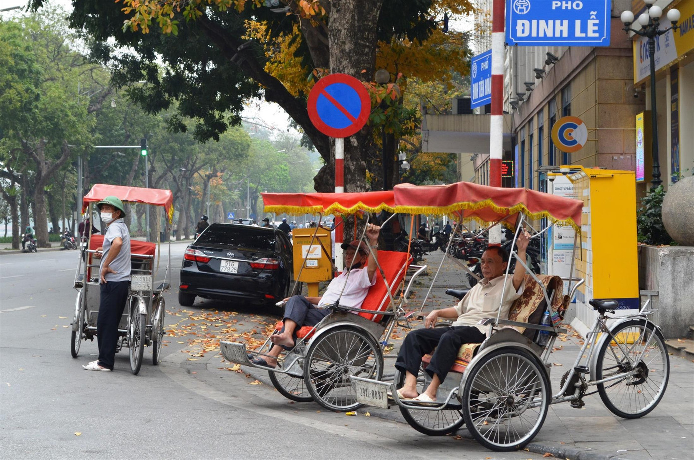Tài xế xích lô phố cổ Hà Nội ngóng khách Tài xế xích lô phố cổ Hà Nội ngóng khách