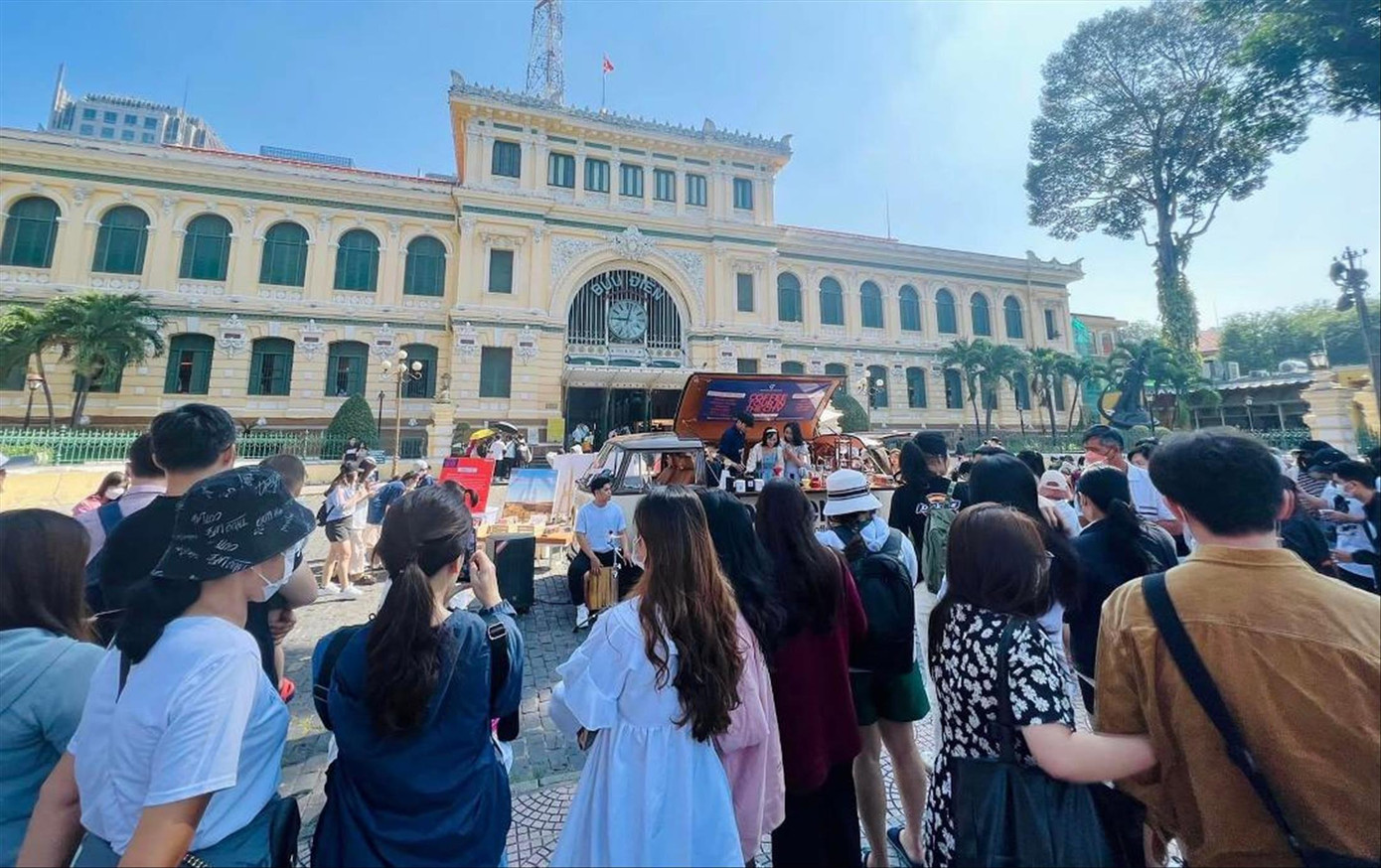 Bạn trẻ tại Trung tâm thành phố ngày cuối tuần Bạn trẻ tại Trung tâm thành phố ngày cuối tuần