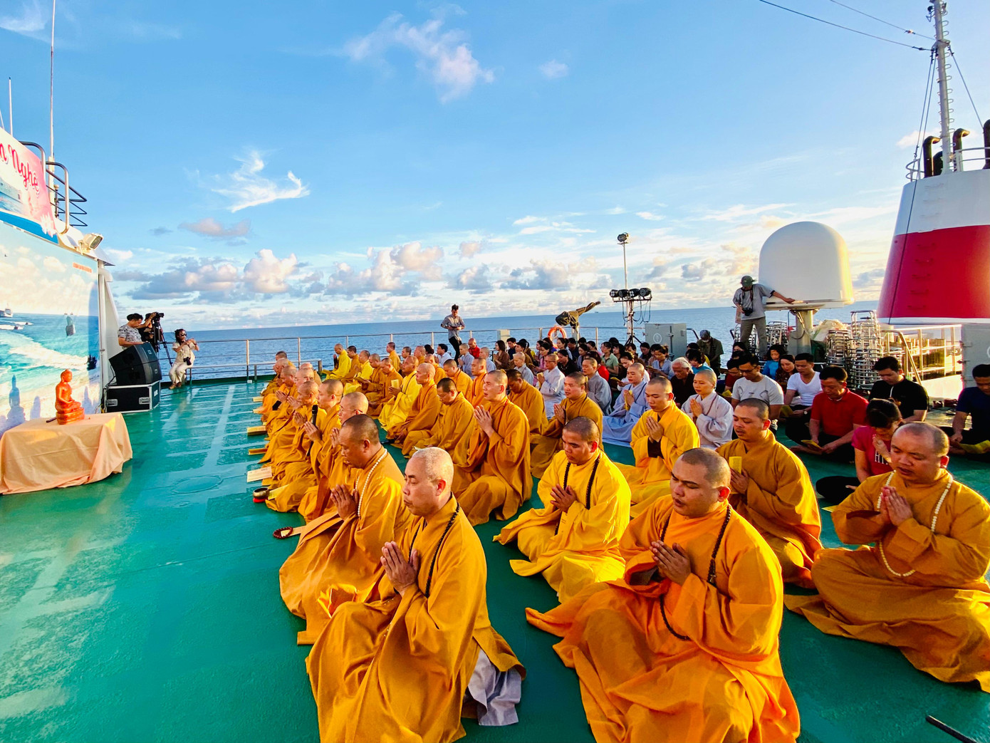 Các nhà sư tụng kinh cầu quốc thái, dân an trên boong tàu HQ 571. Ảnh: Lê Xuân Sơn