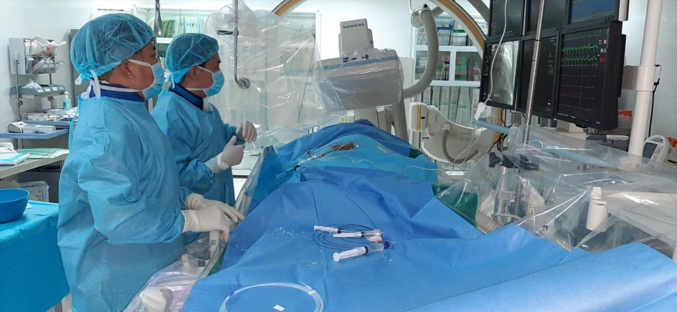 Bác sĩ BV Trung ương Quân đội 108 phẫu thuật cho bệnh nhân nhồi máu cơ tim