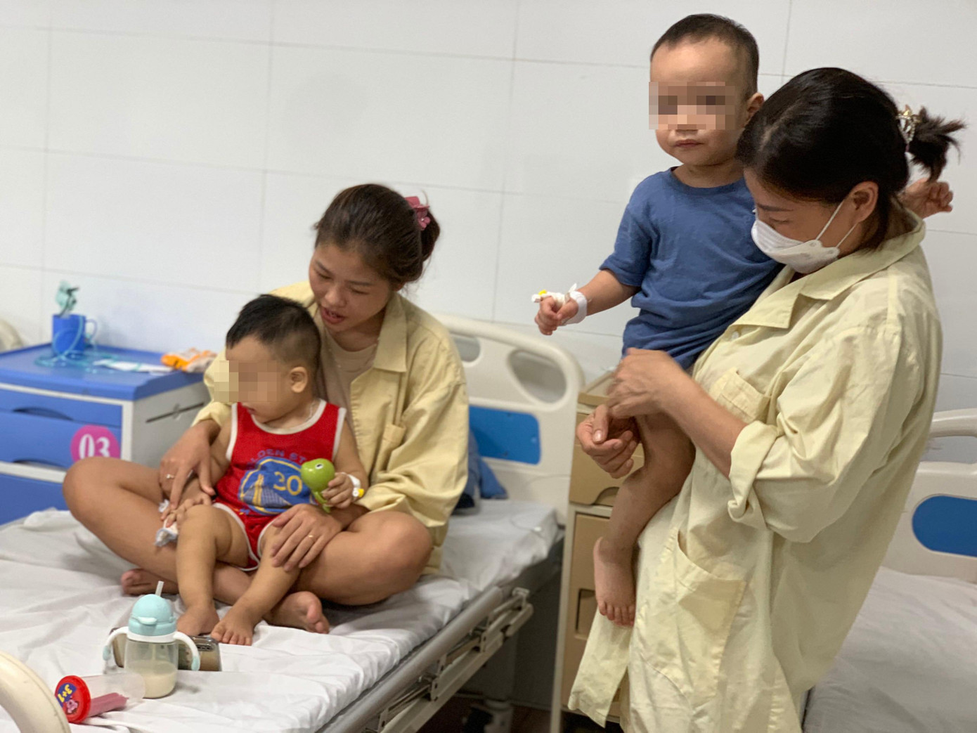 Trẻ mắc bệnh đường hô hấp điều trị tại Bệnh viện Thanh Nhàn. Ảnh: H.Minh