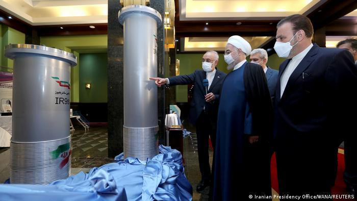 Cựu Tổng thống Iran Hassan Rouhani thăm một cơ sở làm giàu uranium vào ngày 10/4/2021. Ảnh: Reuters Cựu Tổng thống Iran Hassan Rouhani thăm một cơ sở làm giàu uranium vào ngày 10/4/2021. Ảnh: Reuters