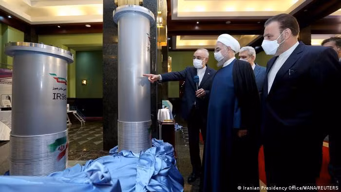 Cựu Tổng thống Iran Hassan Rouhani thăm một cơ sở làm giàu uranium vào ngày 10/4/2021. Ảnh: Reuters