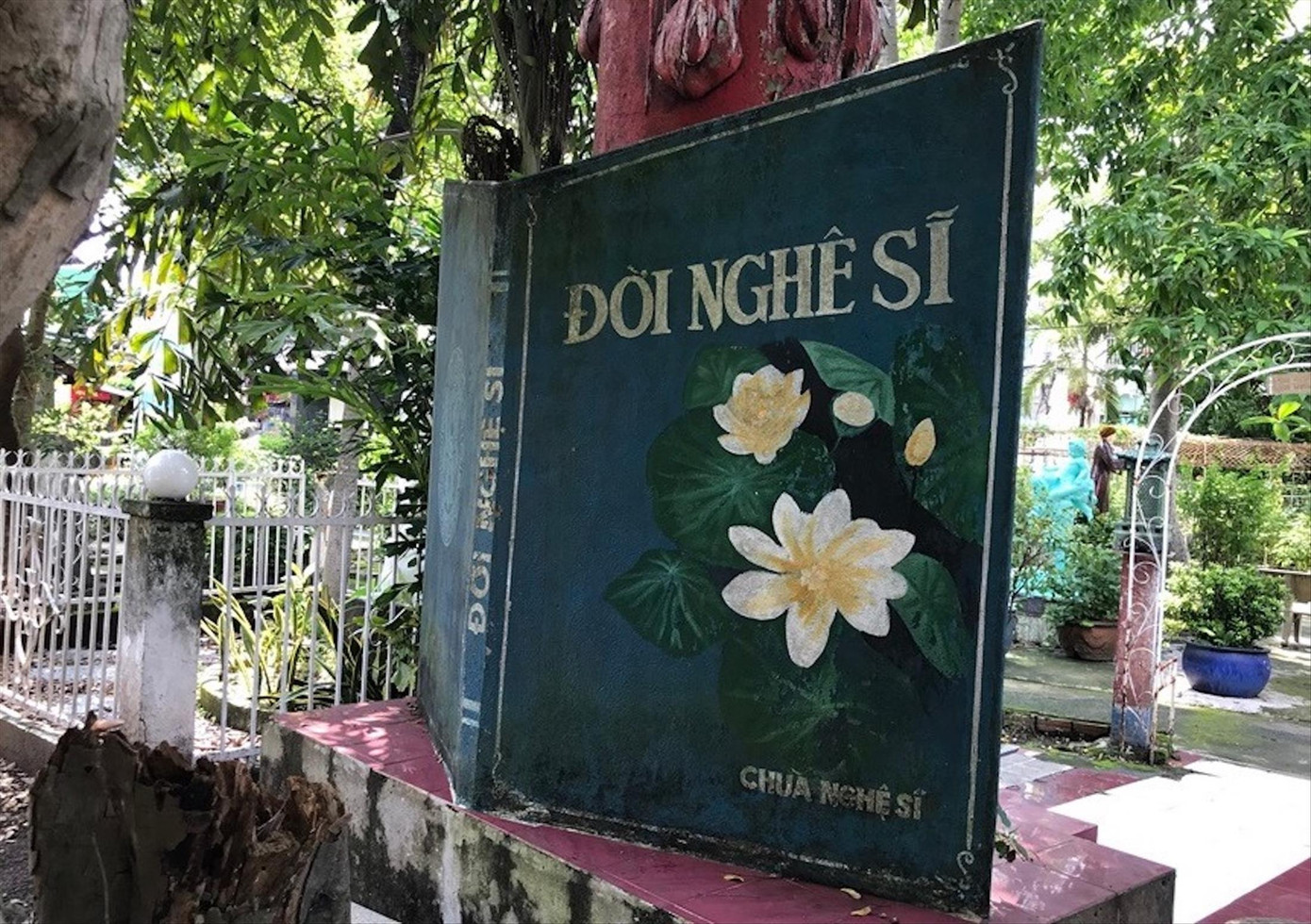 Một bức phù điêu mang hình một cuốn sách tại Chùa Nghệ sỹ