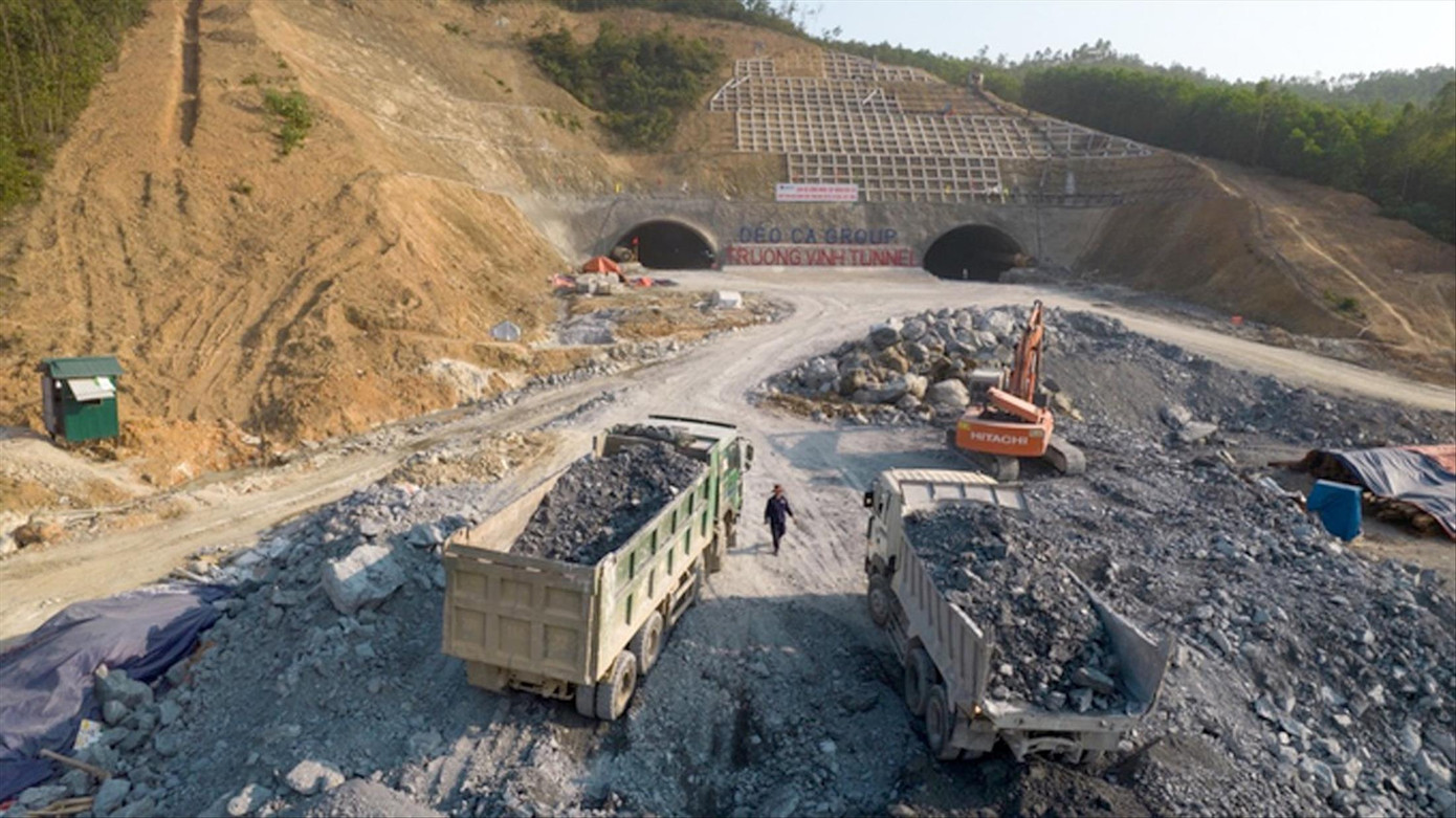 Nhiều đoạn cao tốc Bắc - Nam, các nhà thầu thi công cầm chừng vì giá vật liệu tăng cao. Ảnh: M.T