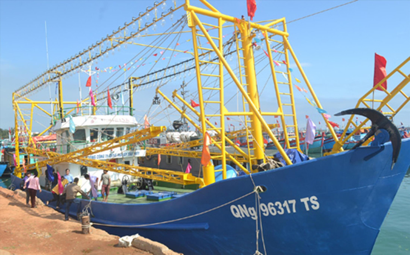 Tàu vỏ thép QNg 96317 TS trị giá 10,5 tỷ đồng được giao cho Nghiệp đoàn An Vĩnh để ra khơi bám biển, giờ đã được cho tỉnh khác thuê không biết số phận ra sao. Ảnh: PV