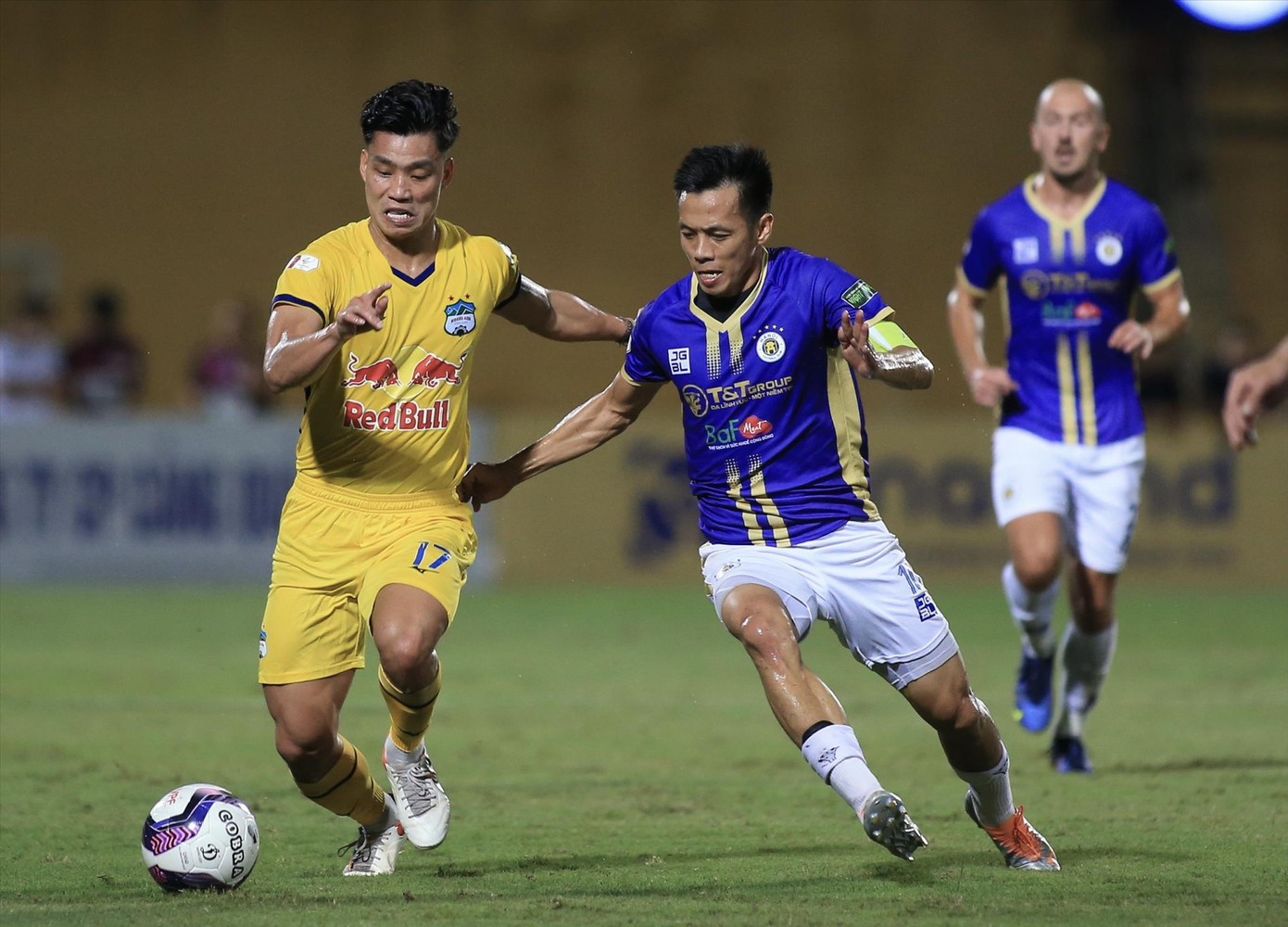 CLB Hà Nội tạo lợi thế lớn trong cuộc đua vô địch khi vượt qua HAGL. Ảnh: Văn Thỏa