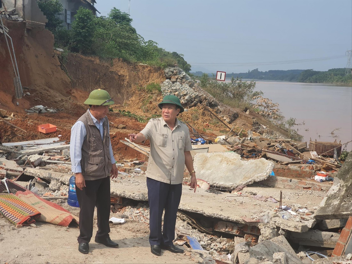 Phó Chủ tịch Thường trực UBND tỉnh Quảng Trị Hà Sỹ Đồng (bên phải) kiểm tra hiện trường vụ sạt lở Phó Chủ tịch Thường trực UBND tỉnh Quảng Trị Hà Sỹ Đồng (bên phải) kiểm tra hiện trường vụ sạt lở