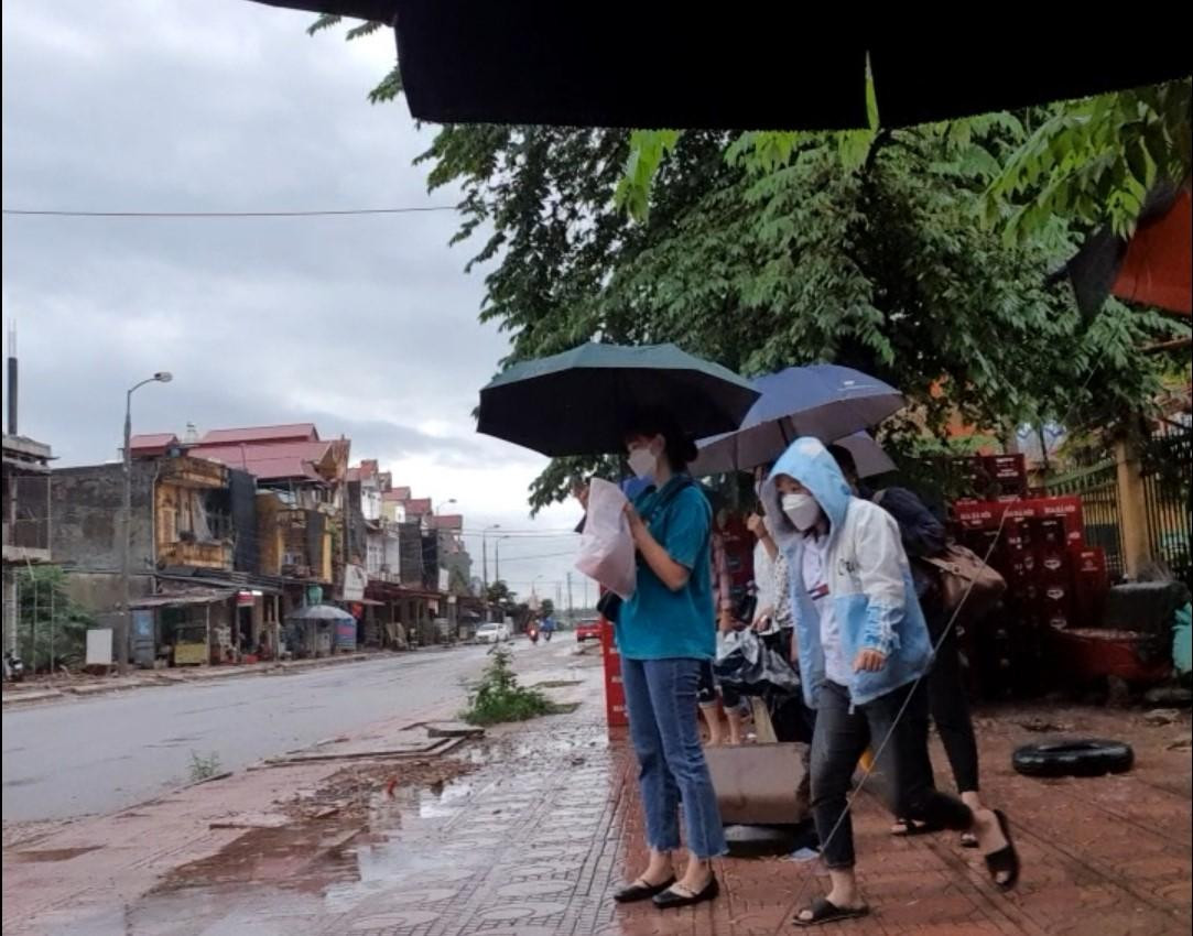 Cảnh xe đón công nhân trong KCN