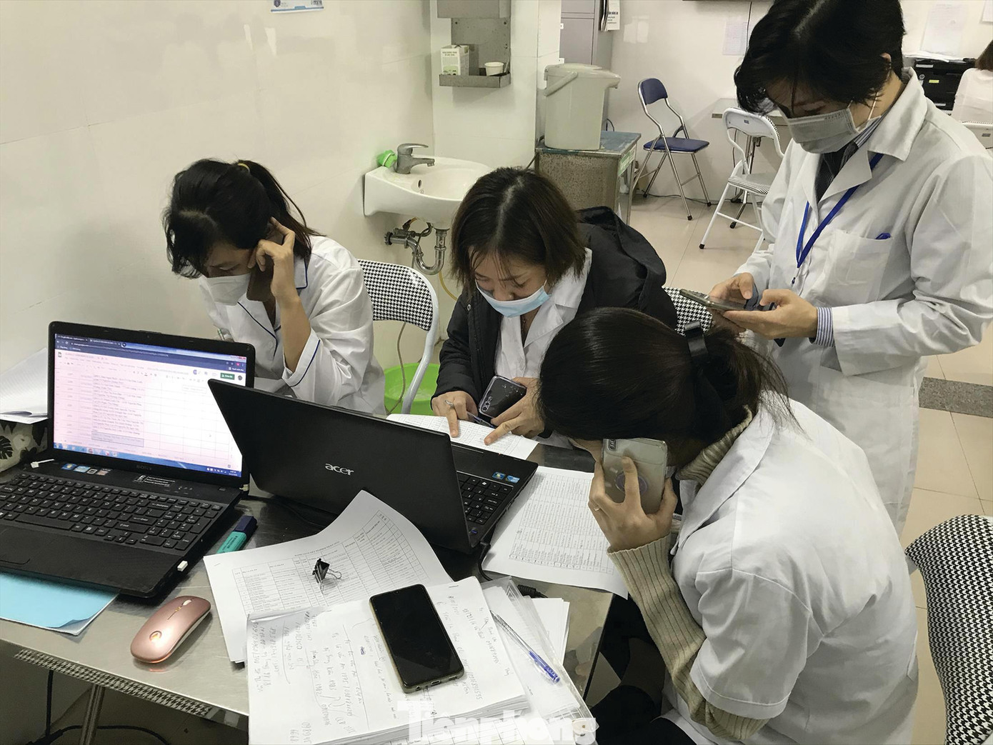 Nhân viên y tế phường Ô Chợ Dừa (quận Đống Đa) tư vấn cho F0 trên địa bàn