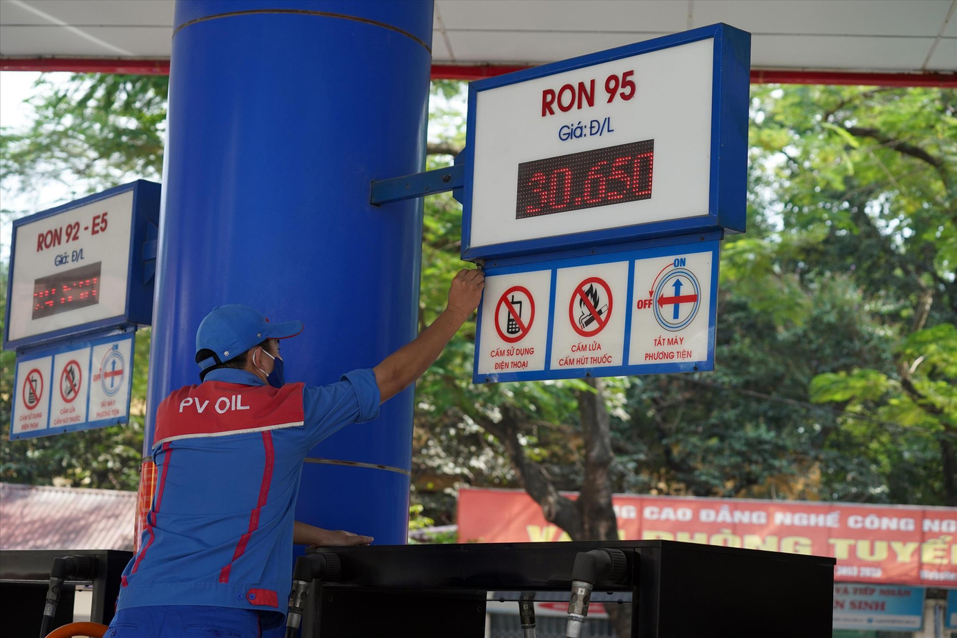 Theo Bộ Công Thương, giá xăng ở Malaysia rẻ do được chính phủ trợ giá rất nhiều và không áp thuế trong nước (ảnh minh họa). Ảnh: Như Ý