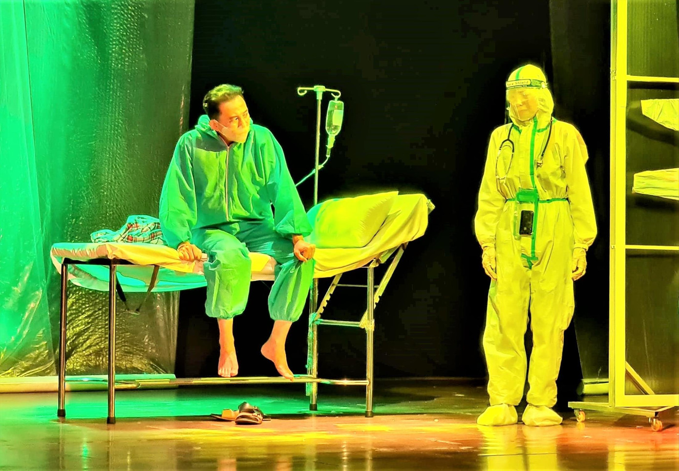 Cuộc chiến chống COVID-19 được tái hiện trên sân khấu. Ảnh: Tư liệu nghệ sĩ