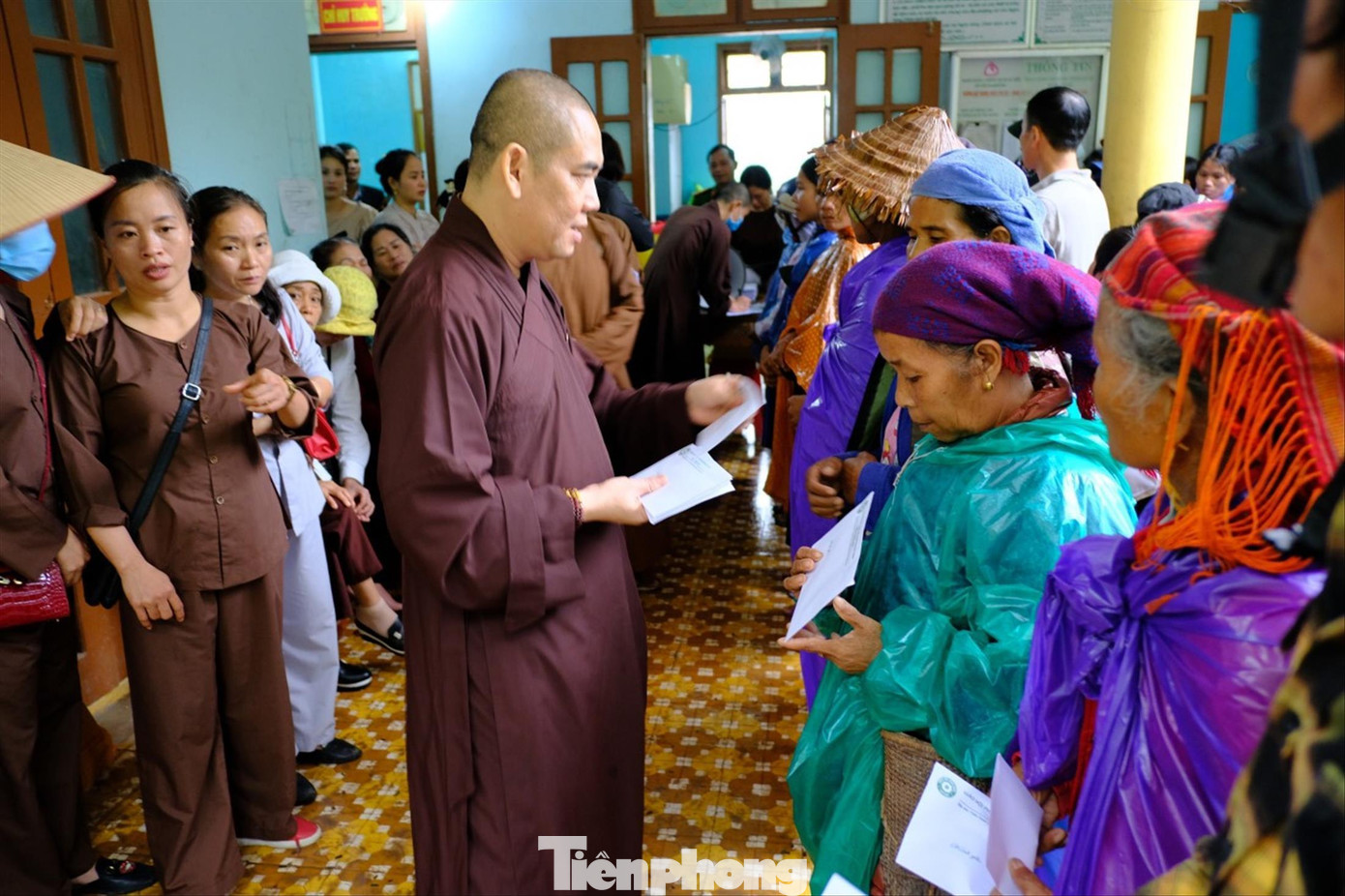 Thượng tọa Thích Thiện Hạnh trao quà tặng người có hoàn cảnh khó khăn