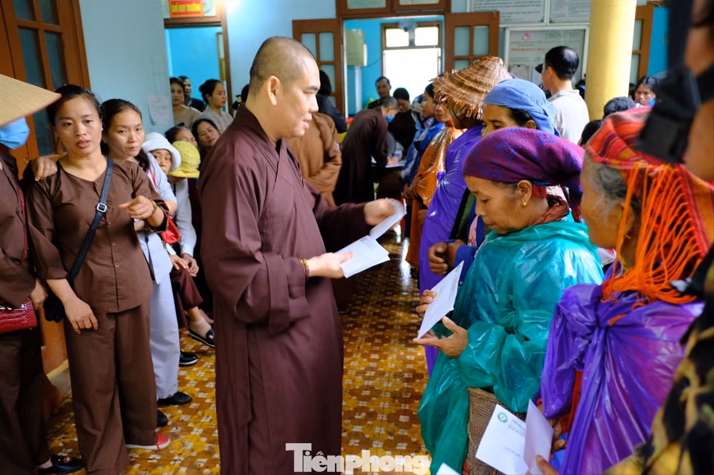 Thượng tọa Thích Thiện Hạnh trao quà tặng người có hoàn cảnh khó khăn