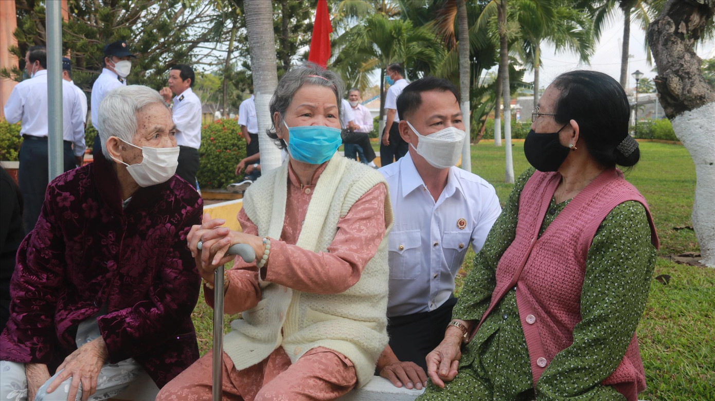 Anh Trần Văn Tiến ân cần thăm hỏi 3 mẹ của 3 liệt sĩ Gạc Ma ở Đà Nẵng. Ảnh: Nguyễn Thành Anh Trần Văn Tiến ân cần thăm hỏi 3 mẹ của 3 liệt sĩ Gạc Ma ở Đà Nẵng. Ảnh: Nguyễn Thành