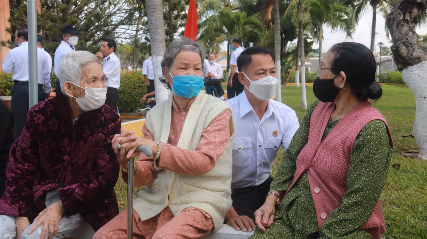 Anh Trần Văn Tiến ân cần thăm hỏi 3 mẹ của 3 liệt sĩ Gạc Ma ở Đà Nẵng. Ảnh: Nguyễn Thành