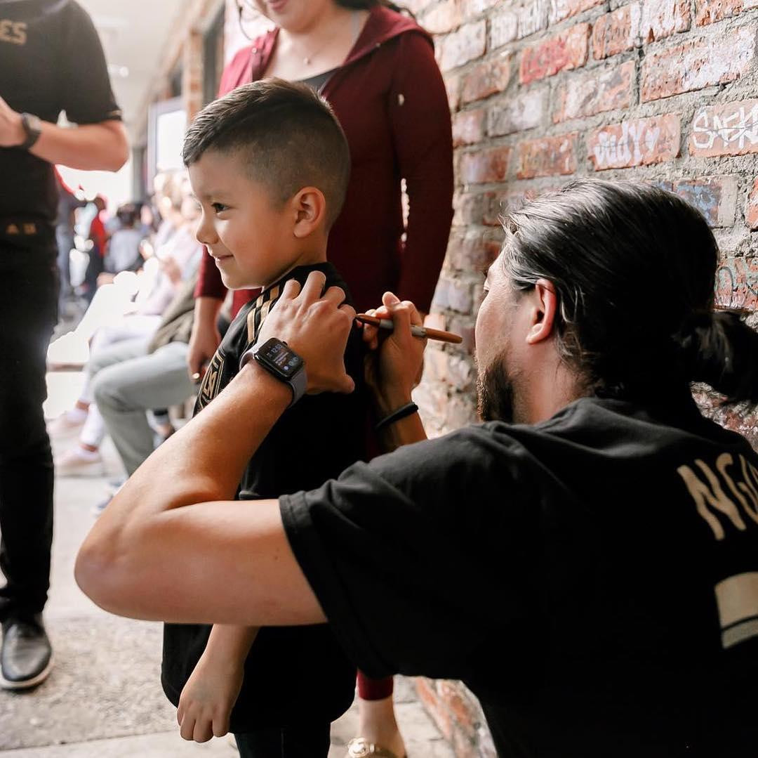 Ngôi sao Việt kiều luôn nhận được ủng hộ ở mọi nơi anh đi qua. Ảnh: FBCN