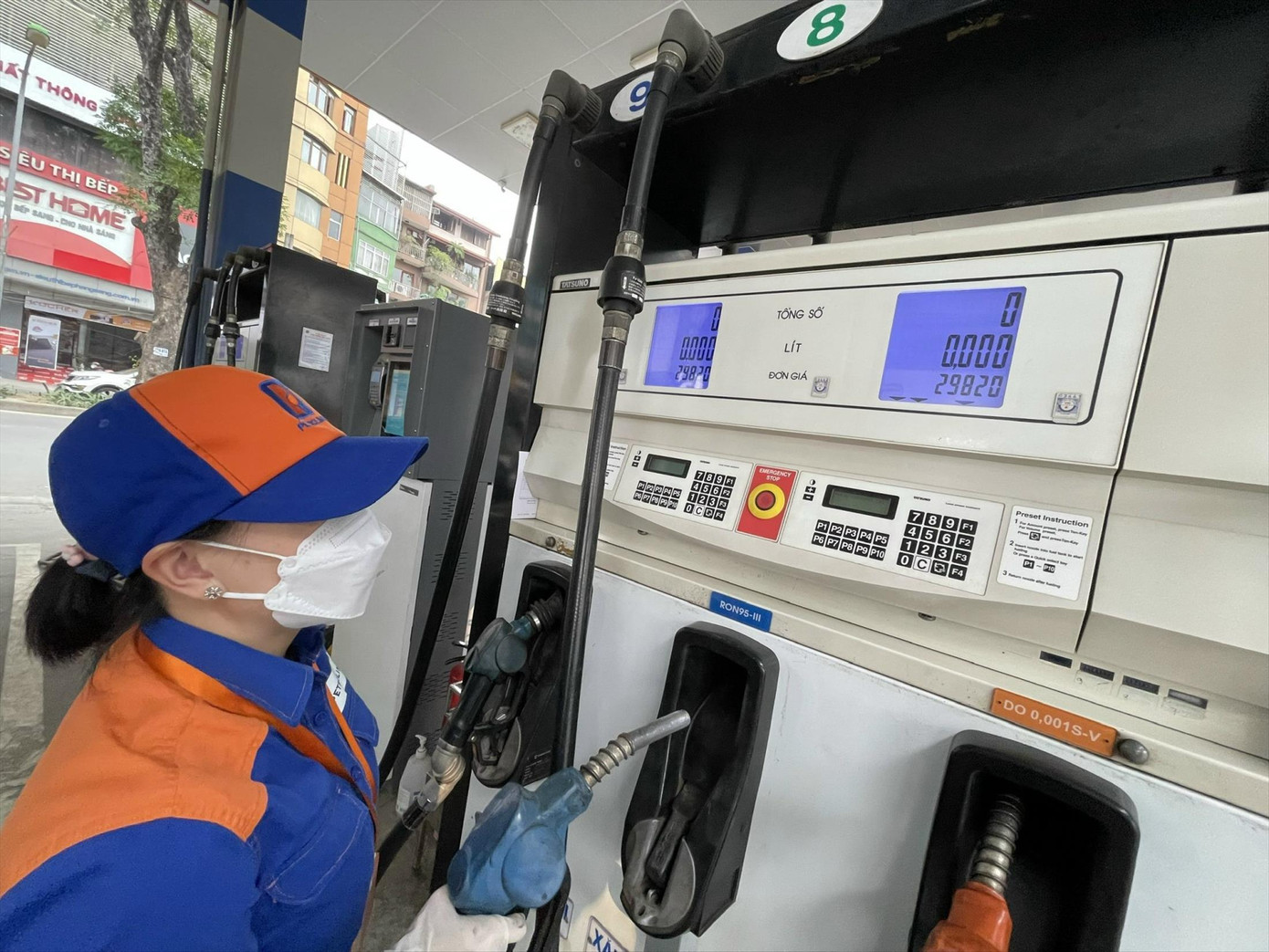 Giá xăng dầu ở Việt Nam biến động 20-39%. ẢNH: Như Ý Giá xăng dầu ở Việt Nam biến động 20-39%. ẢNH: Như Ý