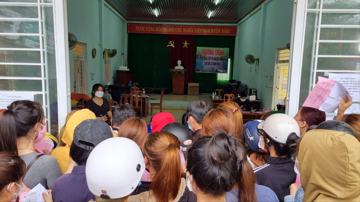 Trạm y tế lưu động ở Đà Nẵng vỡ trận vì người dân đổ về thực hiện các giấy tờ. Ảnh: Thanh Trần