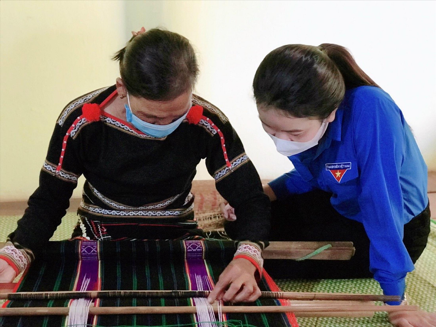 Bạn trẻ ở Tuy Đức (Đắk Nông) tìm hiểu cách dệt thổ cẩm truyền thống