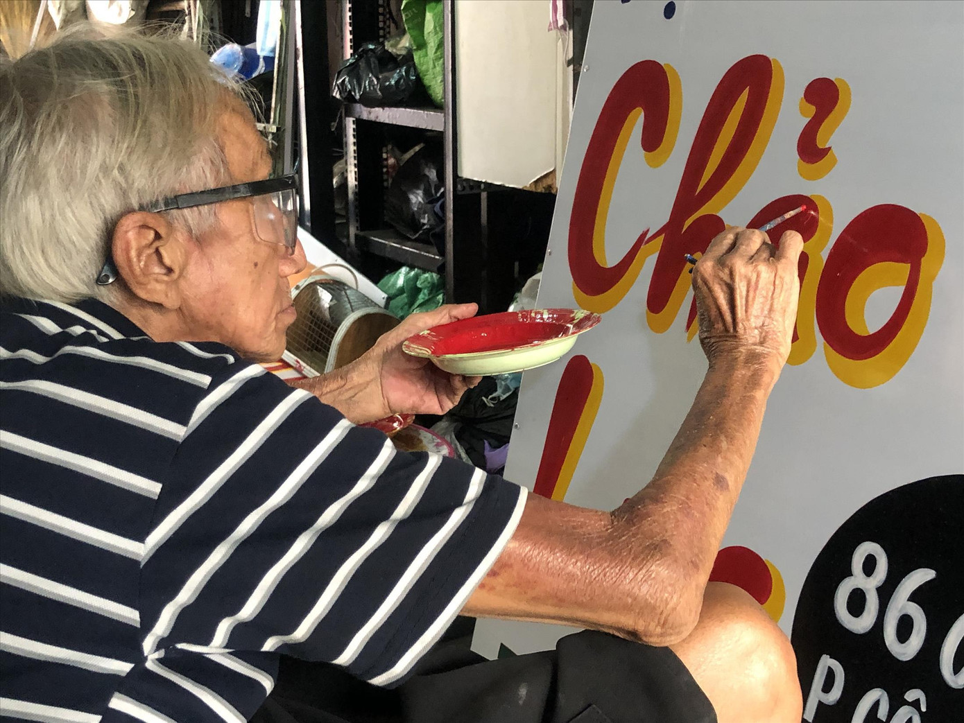 Ông Hoài Minh Phương “thị phạm” vẽ bảng hiệu Ông Hoài Minh Phương “thị phạm” vẽ bảng hiệu