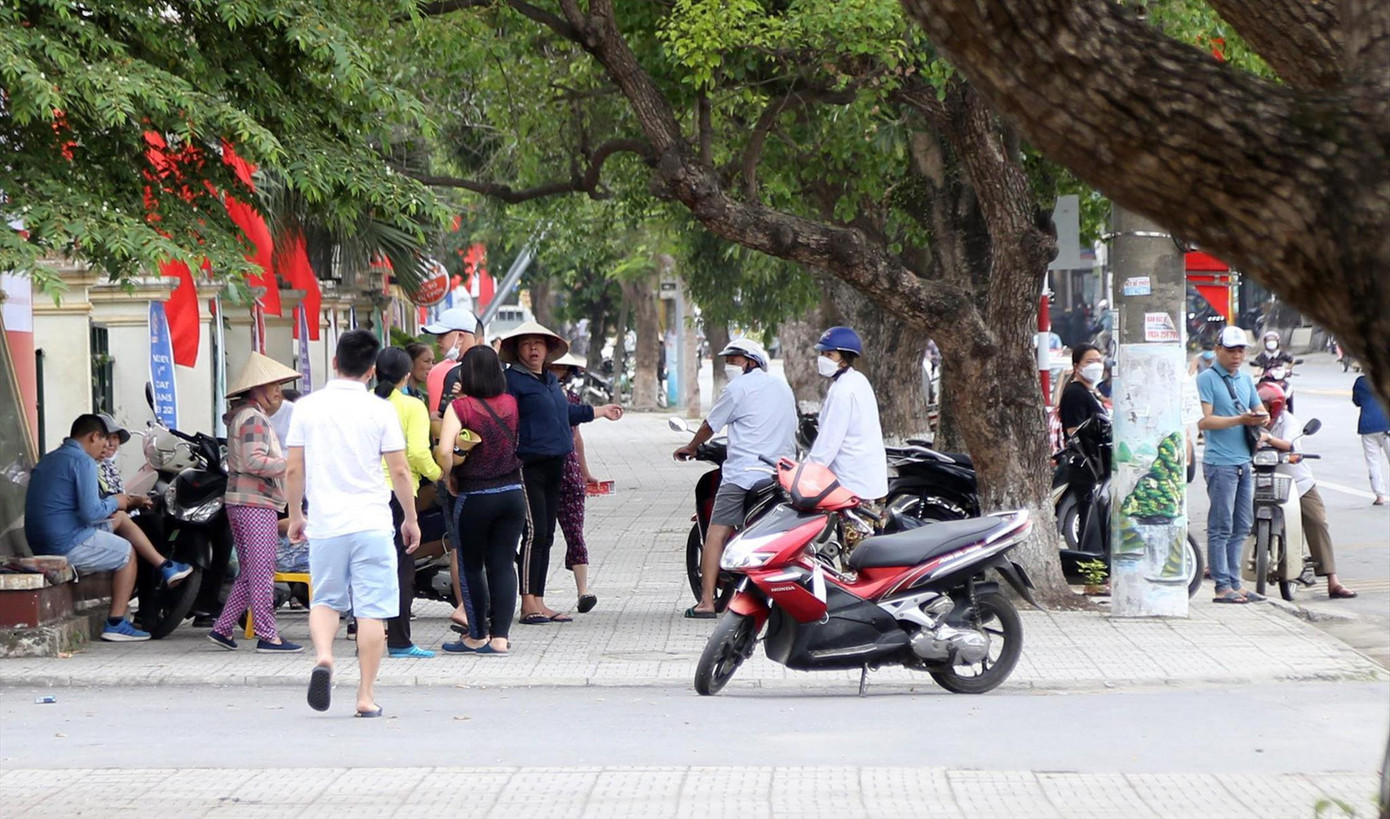 Phe vé hoạt động tích cực bên ngoài sân vận động Việt Trì. Ảnh: Trọng Tài