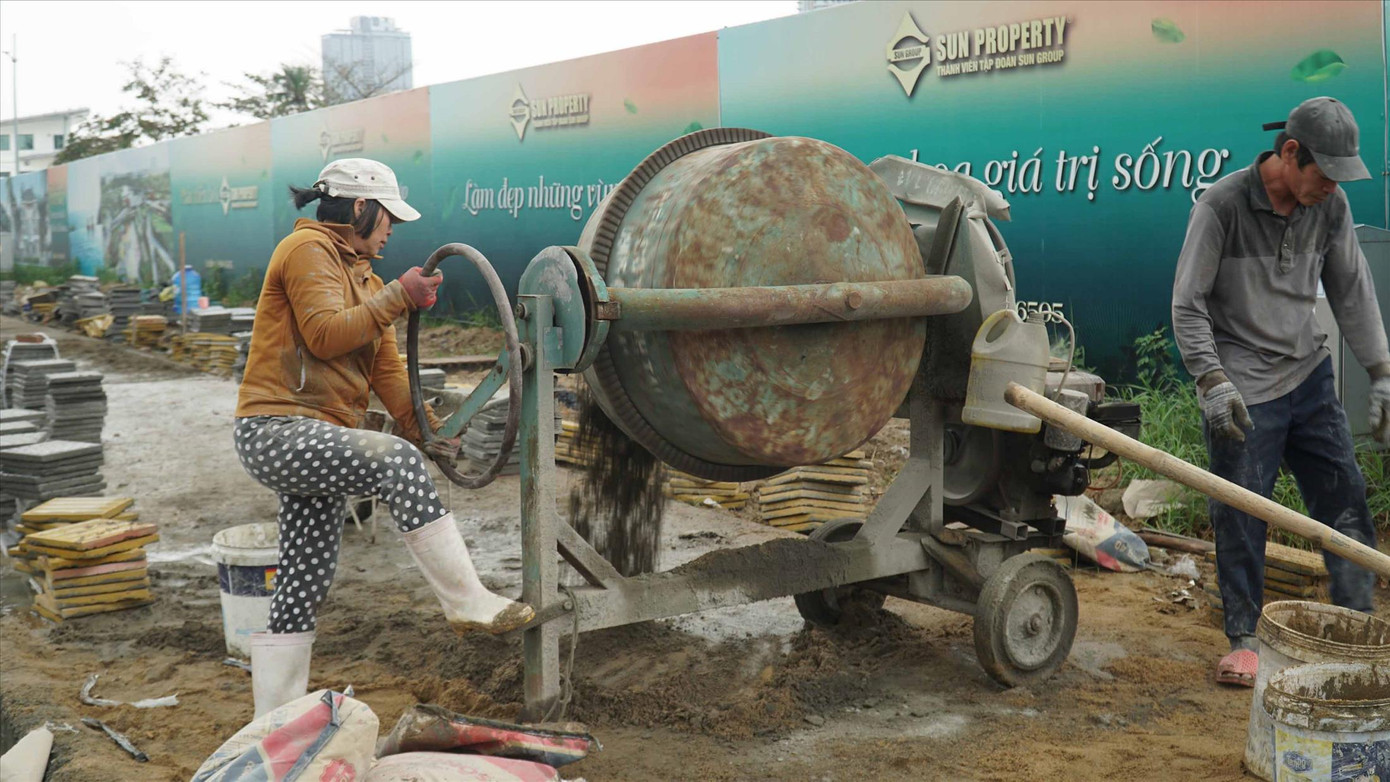 Bà Nguyễn Thị Tình (55 tuổi, quê Thanh Hóa) chọn việc nặng nhọc trên công trường để kiếm thêm thu nhập cuối năm