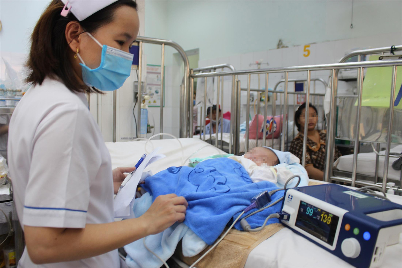 Bệnh nhi điều trị tại phòng Cấp cứu khoa Hô hấp, Bệnh viện Nhi Đồng 2 (TPHCM). Ảnh: Vân Sơn Bệnh nhi điều trị tại phòng Cấp cứu khoa Hô hấp, Bệnh viện Nhi Đồng 2 (TPHCM). Ảnh: Vân Sơn