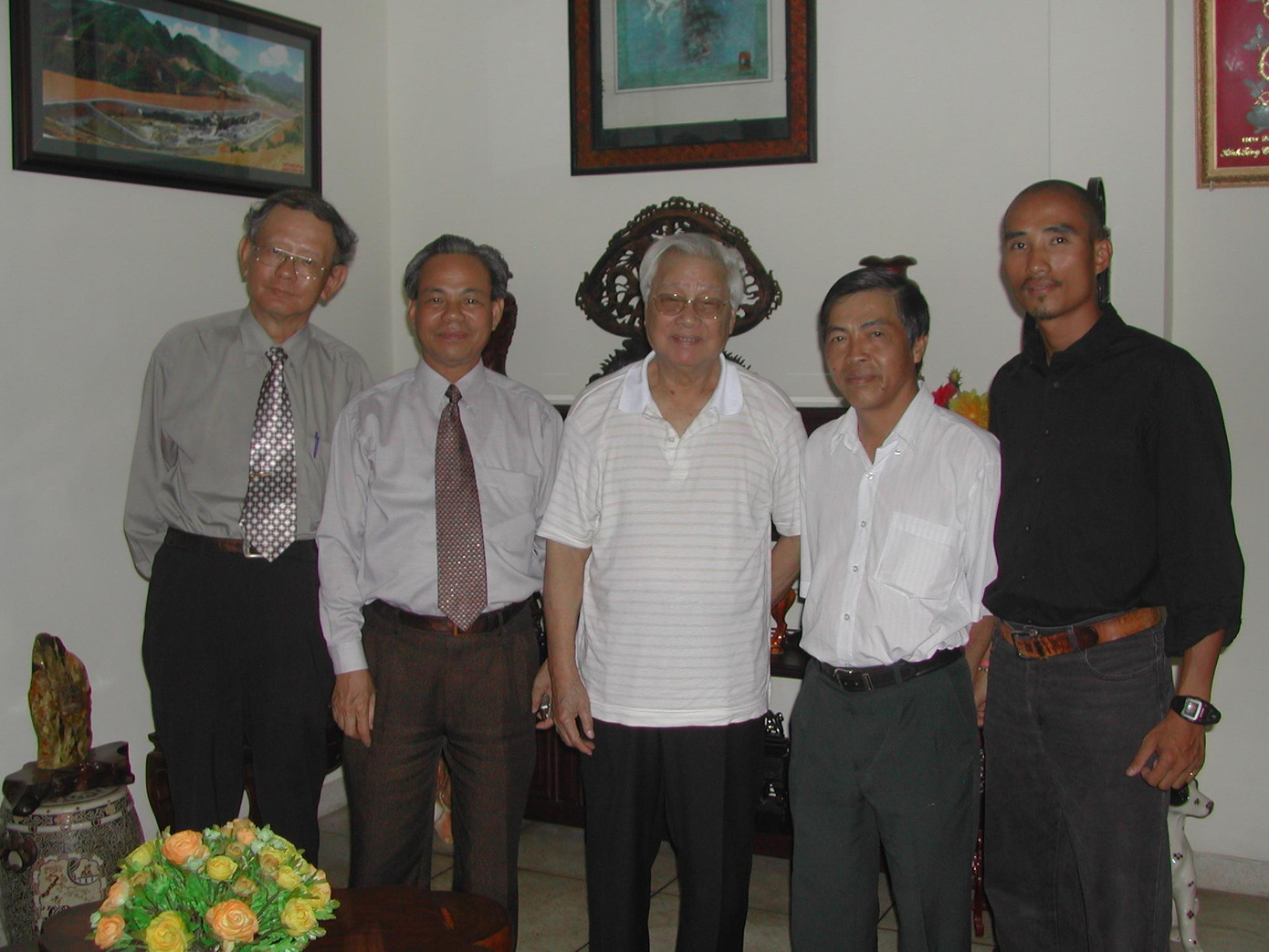 (Từ trái qua) GS-TSKH Nguyễn Xuân Hùng, GS-TS Nguyễn Văn Đạo, nguyên Thủ tướng Võ Văn Kiệt, ông Vimar Nguyễn, phi công Phạm Duy Long