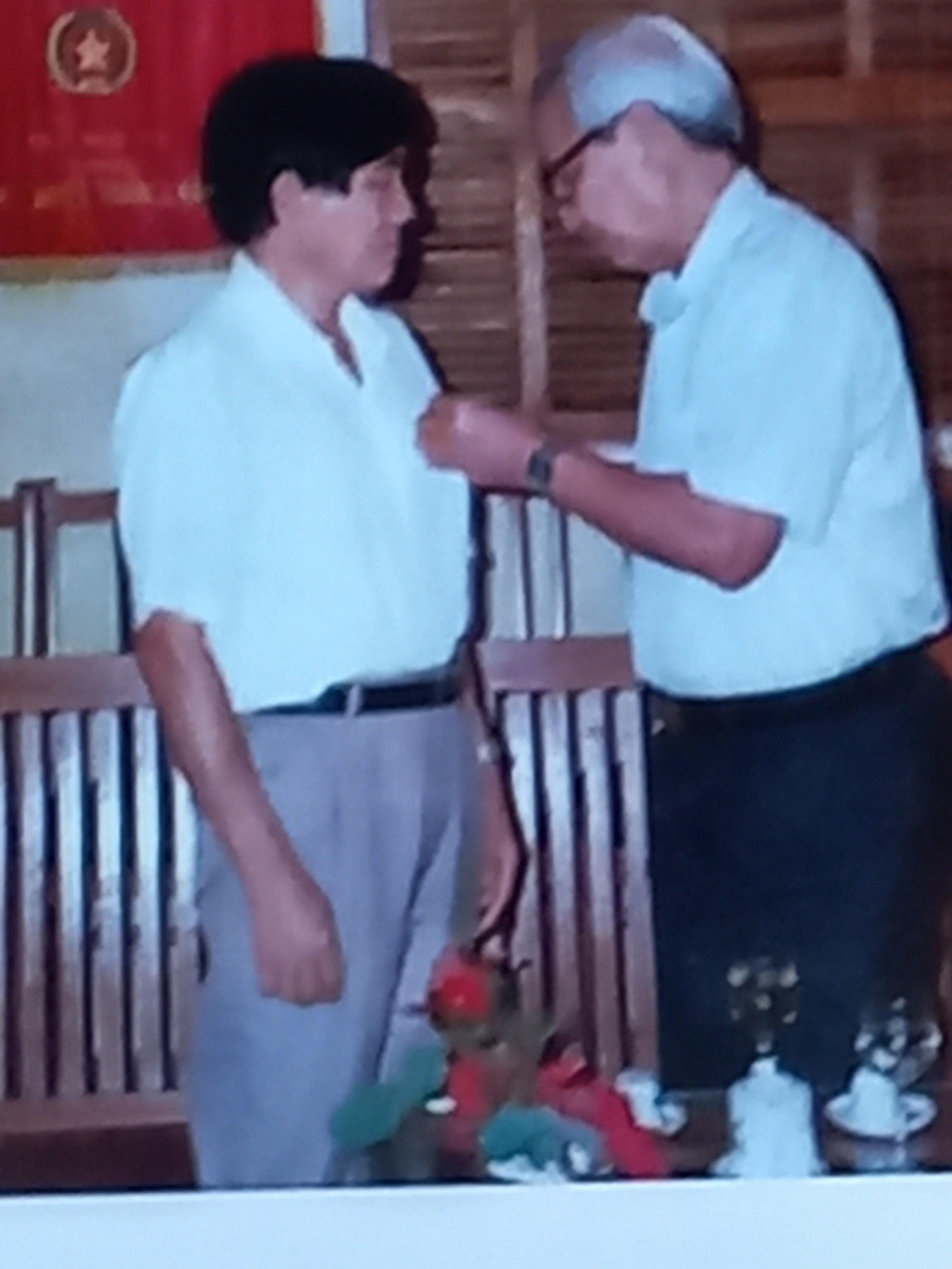 Thủ tướng Võ Văn Kiệt gắn huy hiệu 500KV cho ông Vũ Ngọc Hải