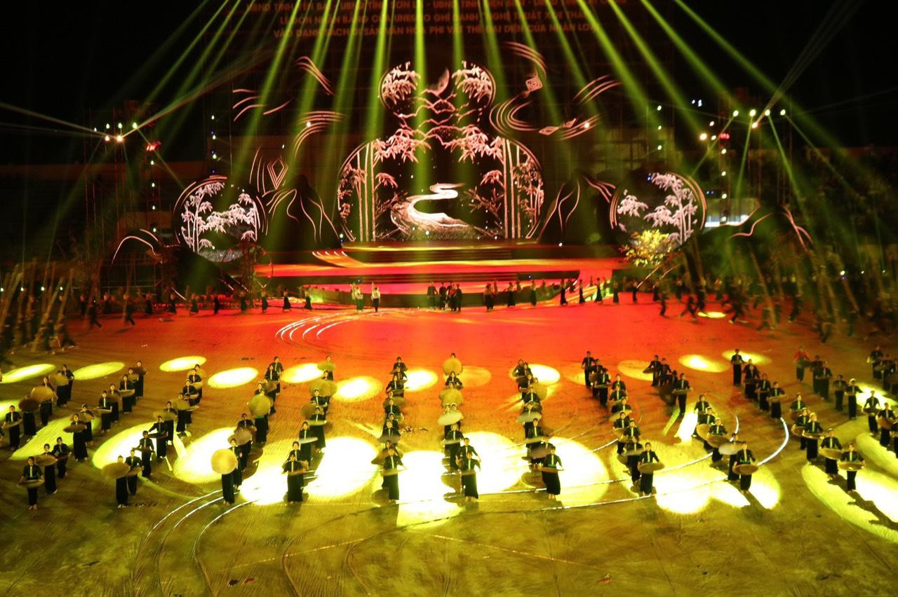 Cảnh trong đêm Đại Xòe