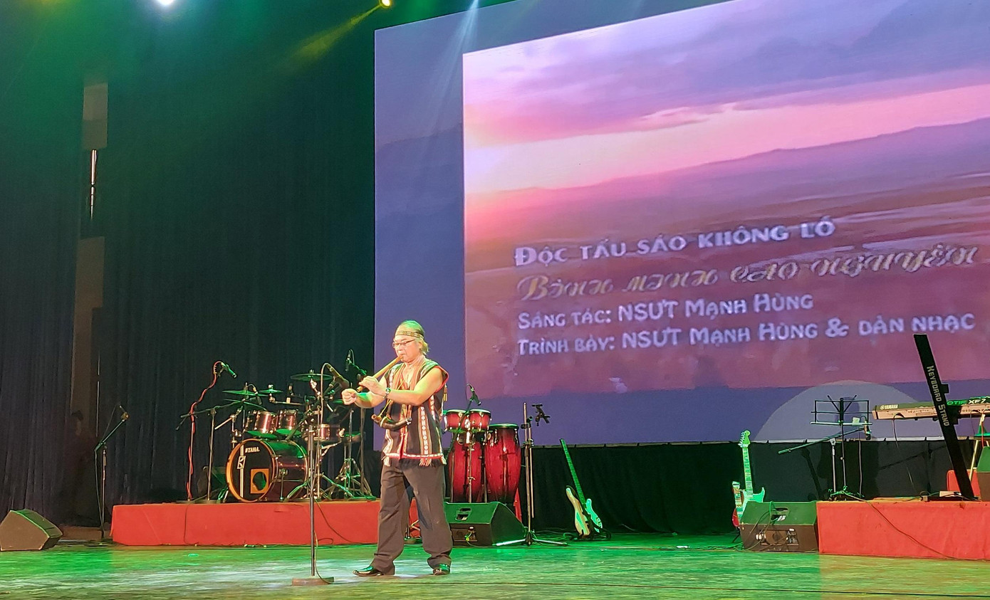 NSƯT Mạnh Hùng biễu diễn tiết mục độc tấu sáo không lỗ tại liên hoan âm nhạc toàn quốc NSƯT Mạnh Hùng biễu diễn tiết mục độc tấu sáo không lỗ tại liên hoan âm nhạc toàn quốc