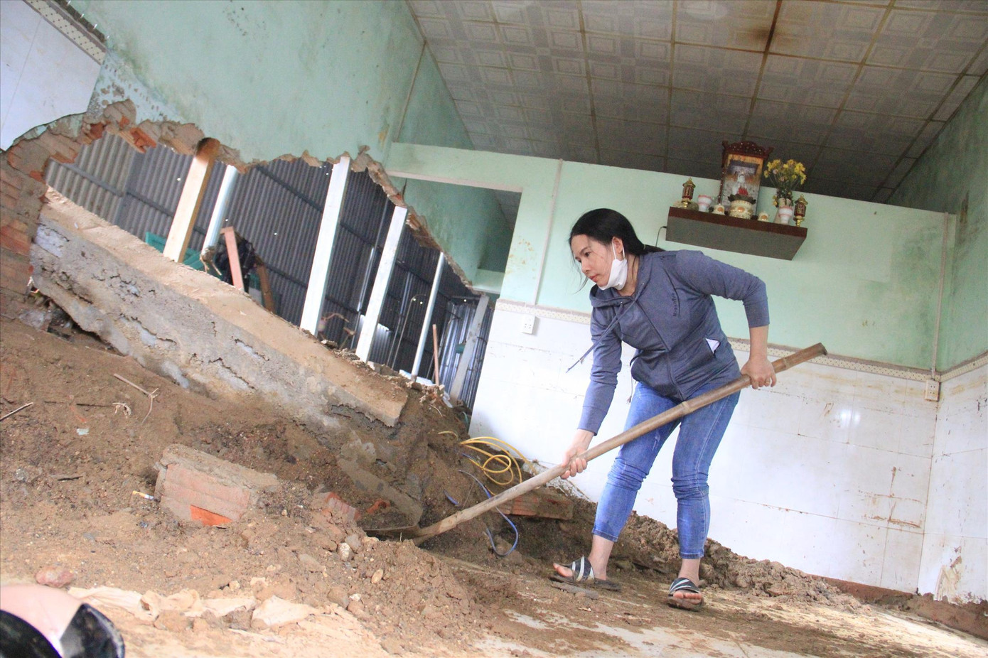 Quán ăn và nhà ở bị lũ xoá sổ, chị Đặng Thị Thịnh chấp nhận làm lại từ đầu dù biết khó khăn trăm bề. Ảnh: Thanh Trần