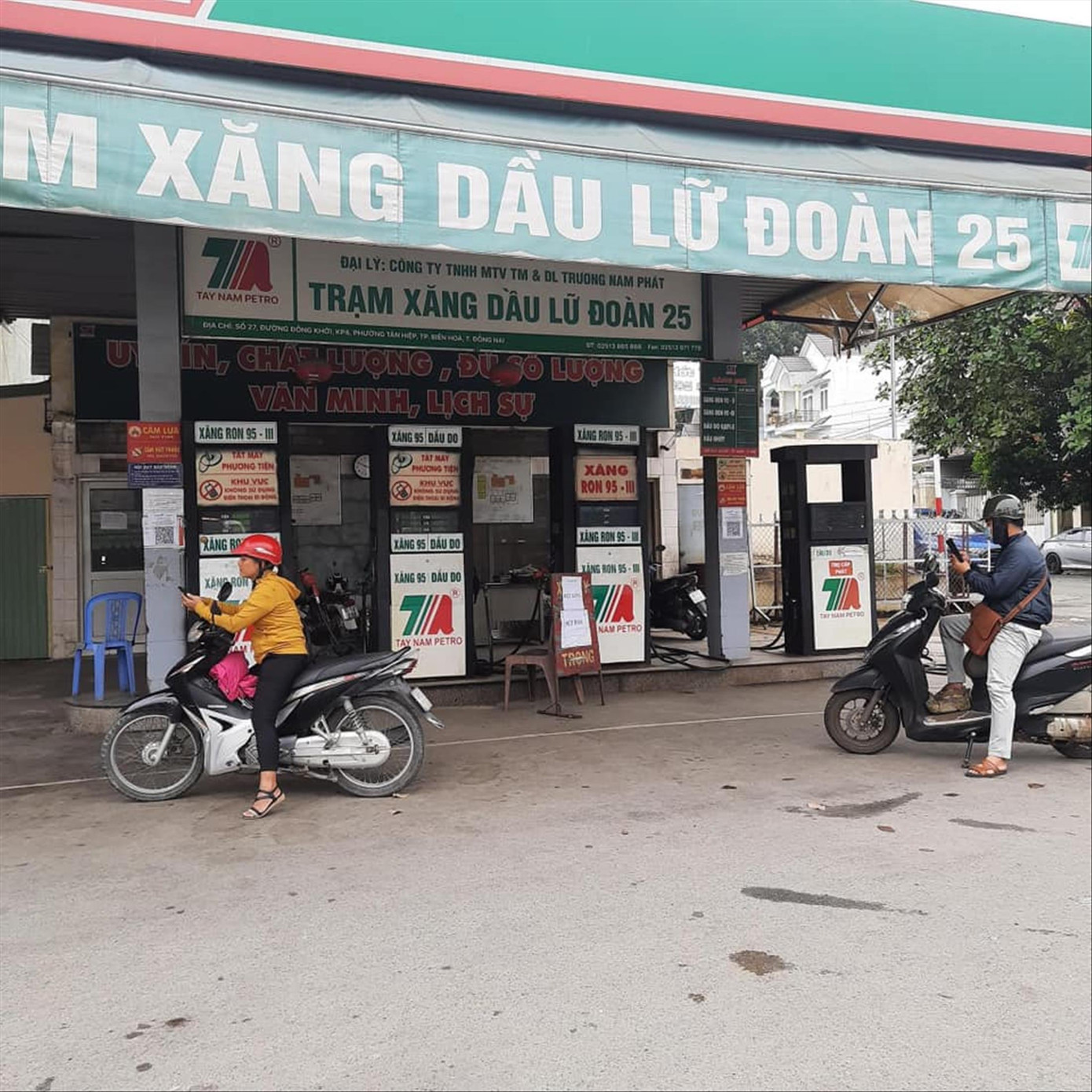 Cây xăng ở Đồng Nai đóng cửa vì hết hàng. Ảnh: Nguyễn Bằng