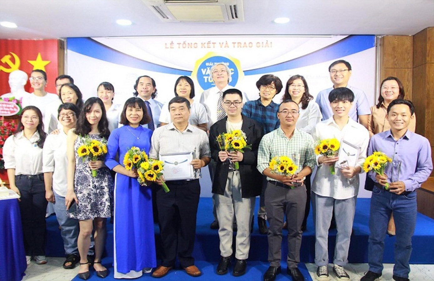 Các tác giả cùng Ban Giám khảo, BTC cuộc thi chụp hình kỷ niệm