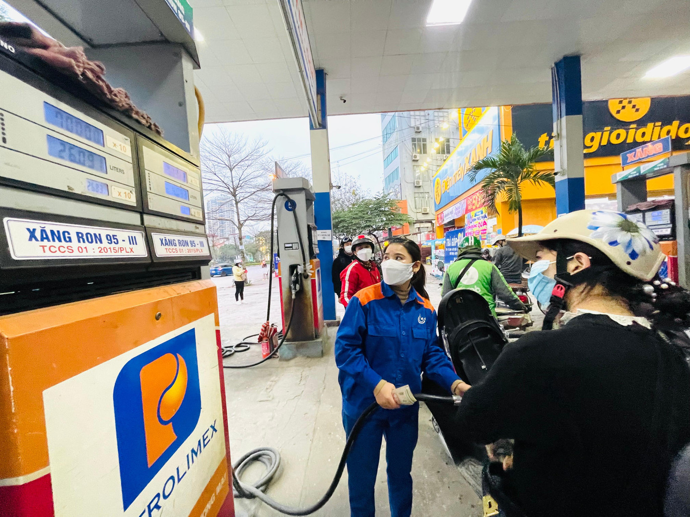 Người dân mua xăng dầu trước thời điểm tăng giá kỷ lục hôm 11/3. Ảnh: Trọng Tài