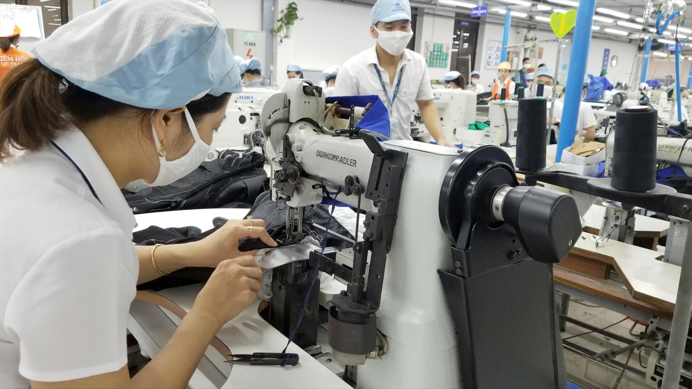 Công nhân ngành dệt may, da giày đang đối mặt nguy cơ mất việc làm. Ảnh minh họa: Phạm Thanh