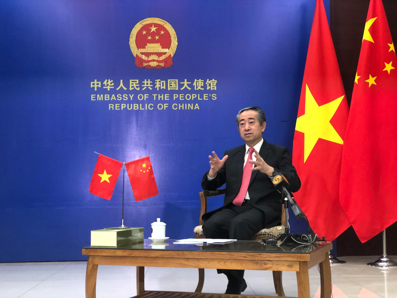 Đại sứ Trung Quốc tại Việt Nam Hùng Ba trả lời phỏng vấn của phóng viên chiều 2/11. Ảnh: Thái An