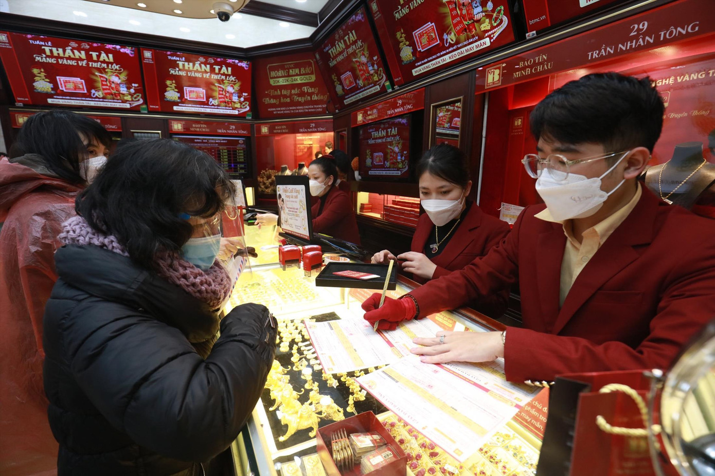 Với mong muốn cầu may, khách mua vàng chủ yếu mua 0,5 - 1 chỉ. Ảnh: Như Ý