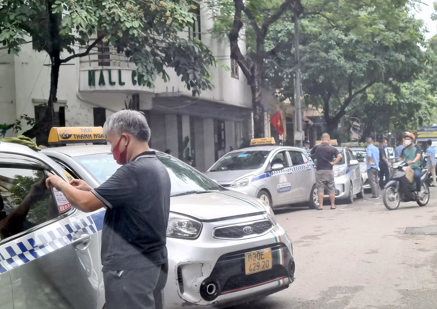 Kỳ giảm giá xăng dầu lần này chưa đủ mạnh khiến doanh nghiệp vận tải giảm giá cước. Ảnh: Lê Hữu Việt
