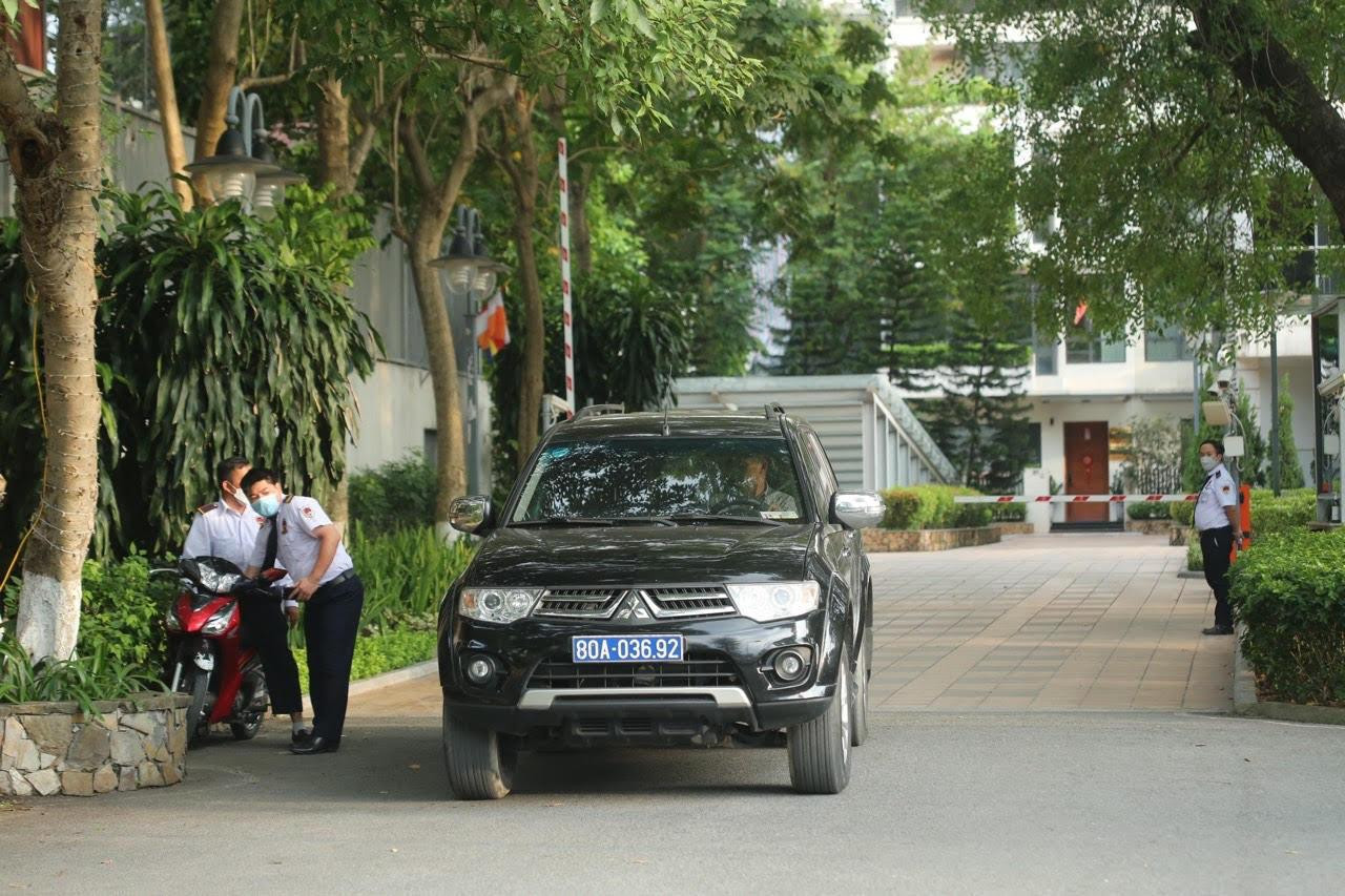 Cơ quan công an thực hiện khám xét nhà riêng của một cựu bộ trưởng có liên quan Cty Việt Á. Ảnh: Duy PhẠM