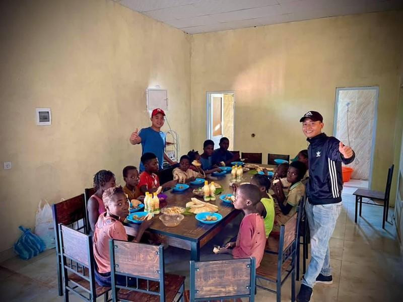 Chàng trai Việt cùng các em nhỏ ở xứ sở Angola