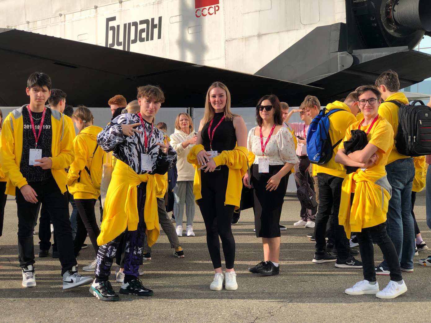 Học sinh Nga tạo dáng trước mô hình tàu vũ trụ Buran (nghĩa là Bão tuyết, do Liên Xô trước đây chế tạo) đặt trước cổng ATOMEXPO 2022. Các em nói rằng tham quan triển lãm chiều 20/11 để có thêm thông tin và cảm hứng học các môn khoa học. Ảnh: Linh Nhi