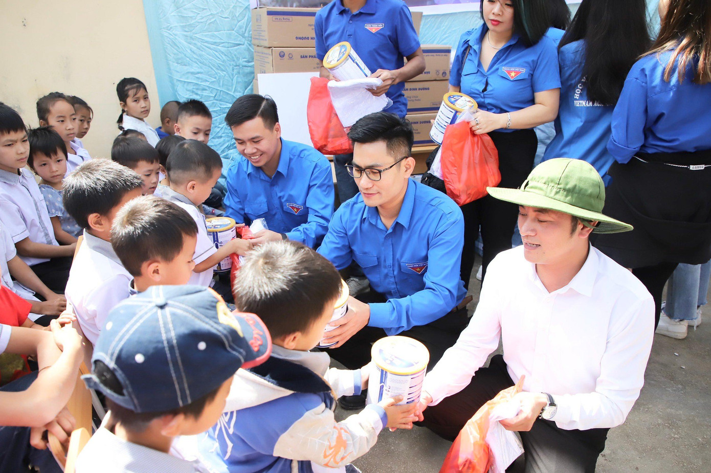 Bí thư Đoàn Bộ VHTTDL trao quà cho trẻ em có hoàn cảnh khó khăn. ẢNH: NVCC