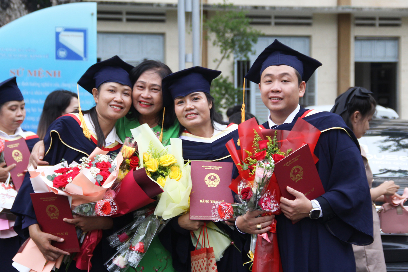 Bà Nguyện dự lễ tốt nghiệp của các con nuôi Lào tại trường ĐH Kinh tế. Ảnh: Giang Thanh Bà Nguyện dự lễ tốt nghiệp của các con nuôi Lào tại trường ĐH Kinh tế. Ảnh: Giang Thanh