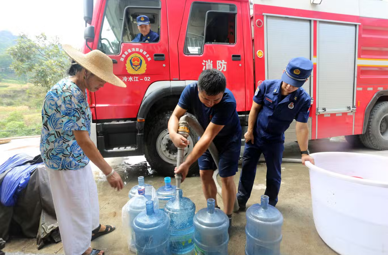 Lính cứu hỏa cung cấp nước cho người dân ở tỉnh Hồ Nam, miền Trung Trung Quốc Lính cứu hỏa cung cấp nước cho người dân ở tỉnh Hồ Nam, miền Trung Trung Quốc